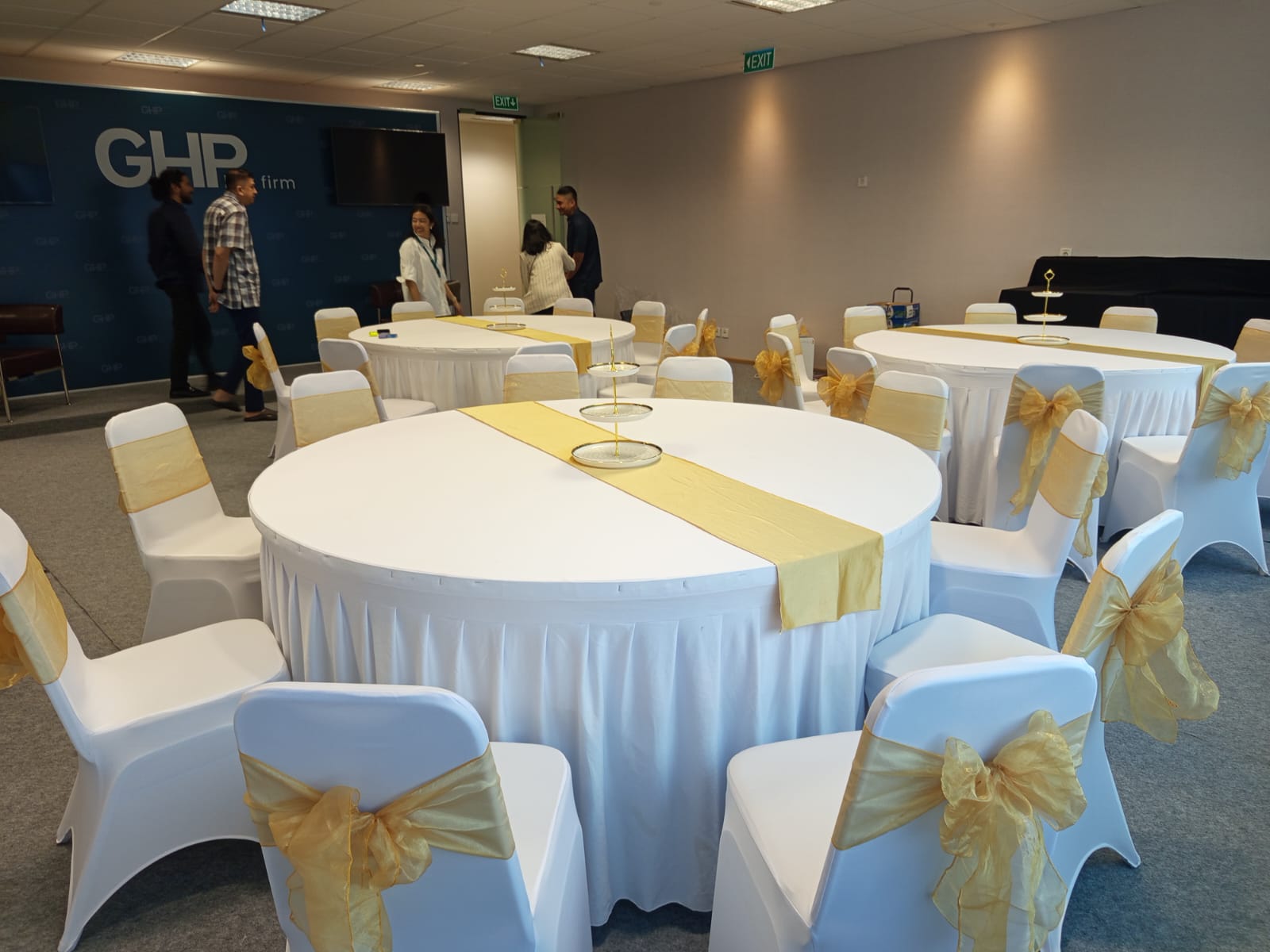 Sewa Round Table Jakarta – Meja Bundar Elegan untuk Segala Acara