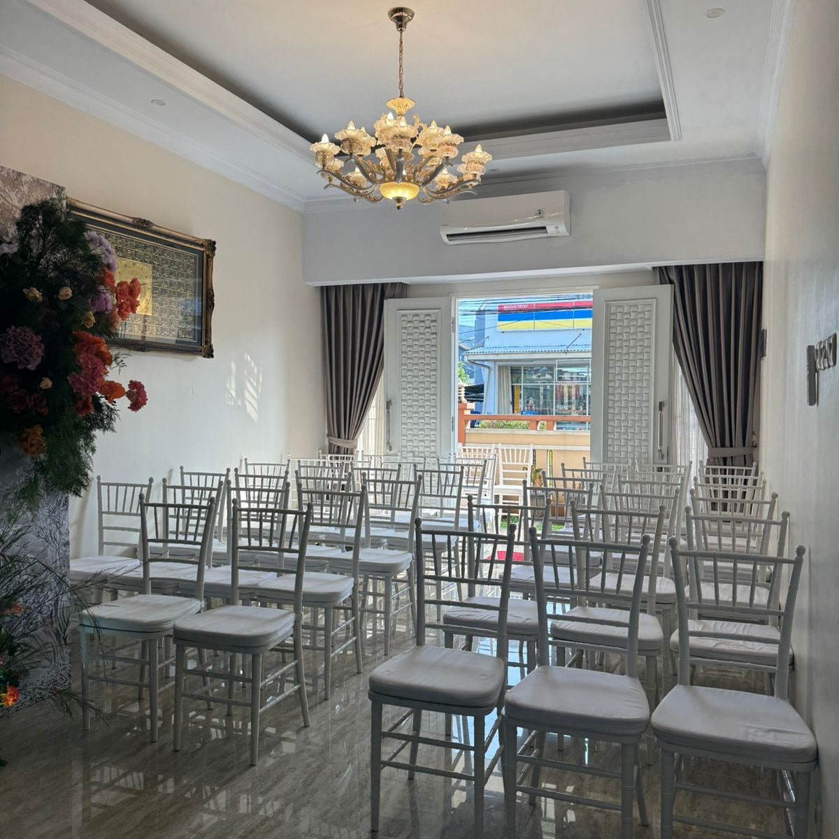 Sewa Kursi Tiffany Bekasi – Elegan & Terjangkau untuk Segala Acara