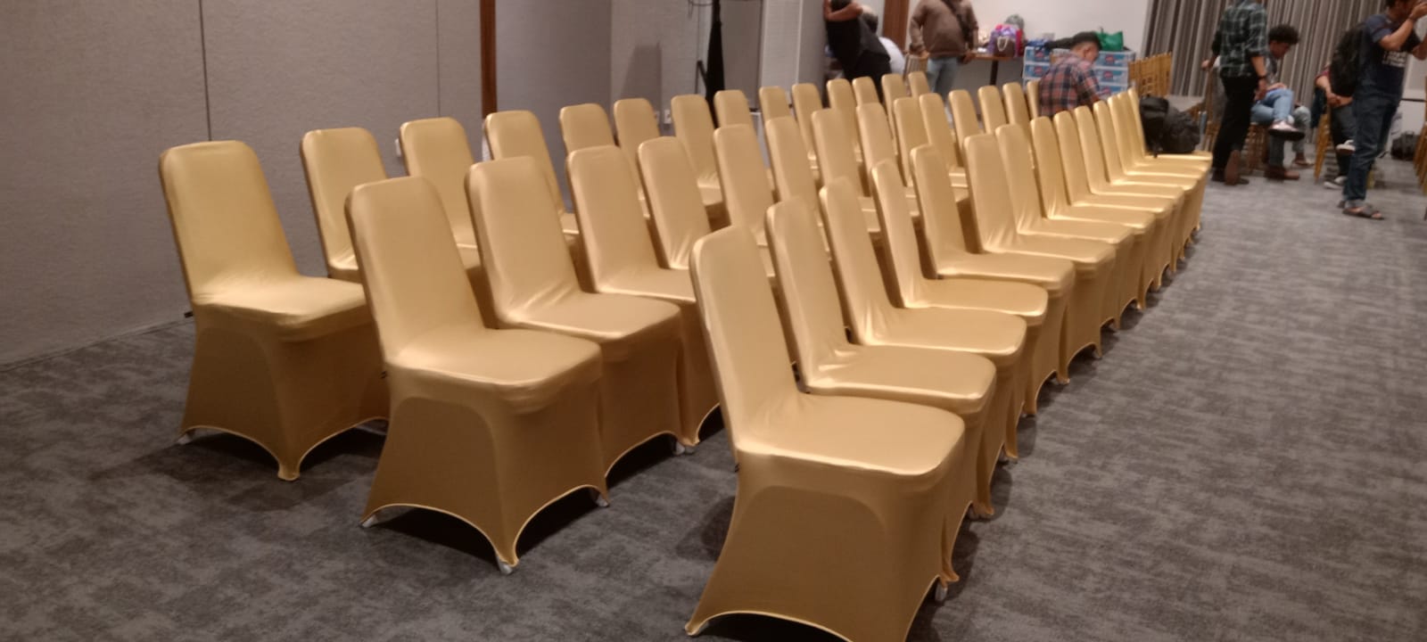 Sewa Cover Kursi – Solusi Dekorasi Acara yang Elegan