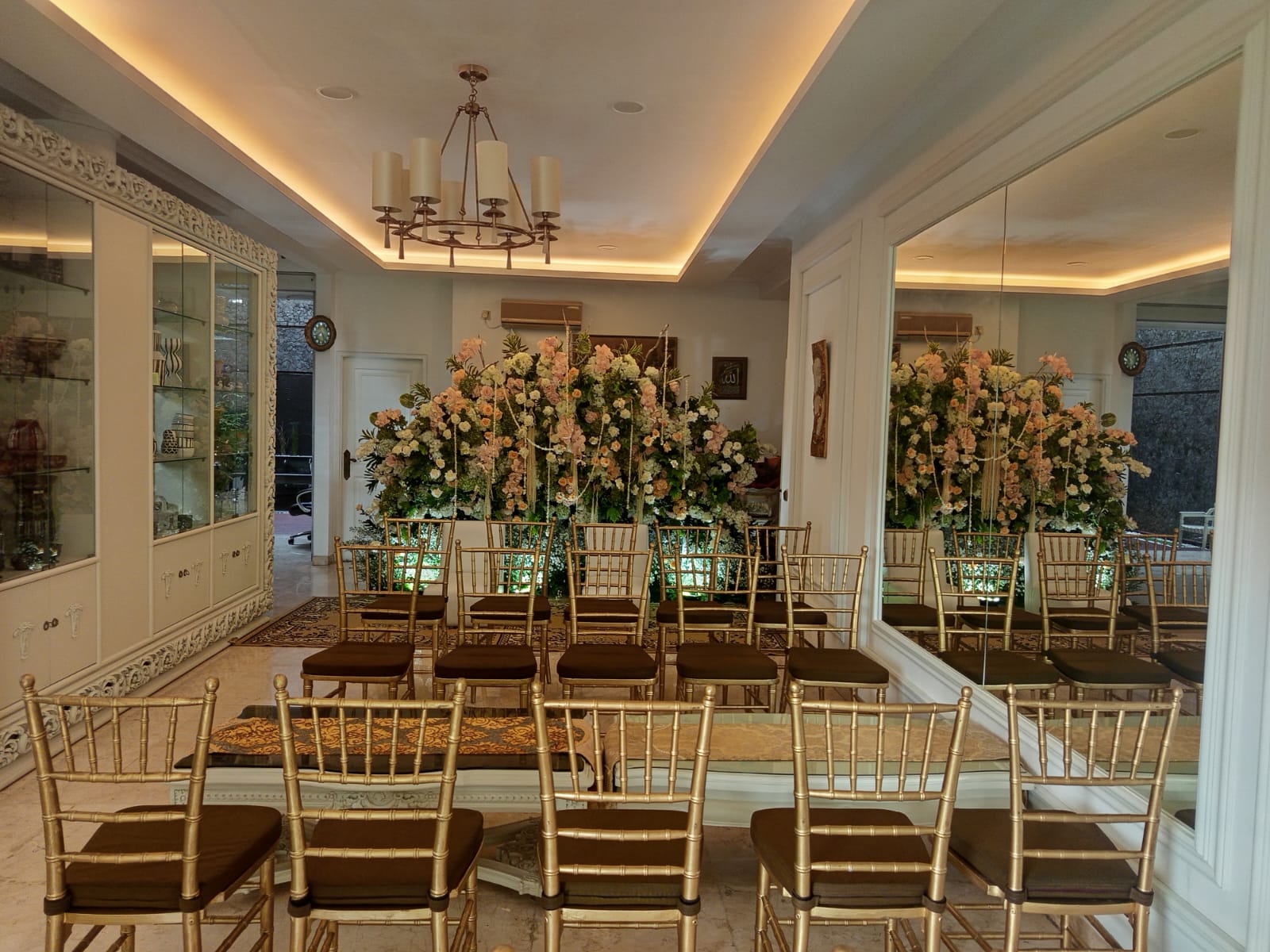 Sewa Tiffany Chair – Kursi Elegan untuk Acara Istimewa