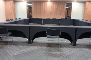 Sewa Meja Kerja – Solusi Praktis untuk Kebutuhan Kantor & Event